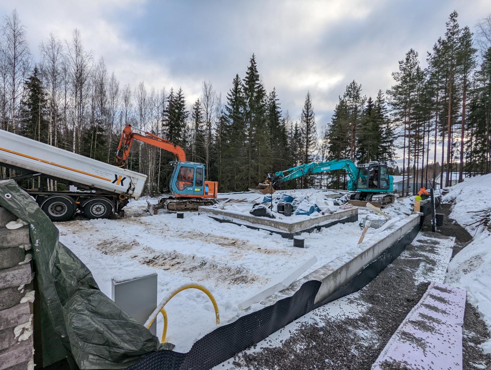 Korsimo-auto toimittaa materiaaleja tontille